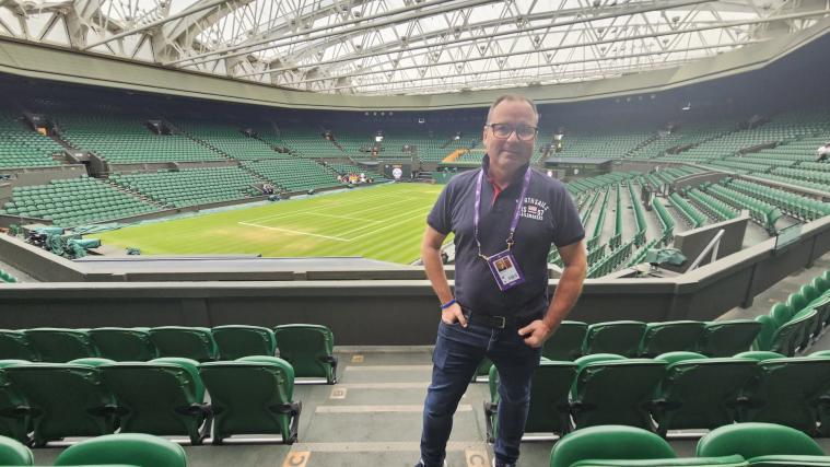 Jannik Sinner ist am Montagabend ins Viertelfinale von Wimbledon eingezogen, nachdem sein Gegner Grigor Dimitrov nach einer Zweisatzführung verletzt aufgeben musste. Unser Redakteur Stefan Peer ist in London vor Ort und schildert von dort aus seine Eindrücke. © stol