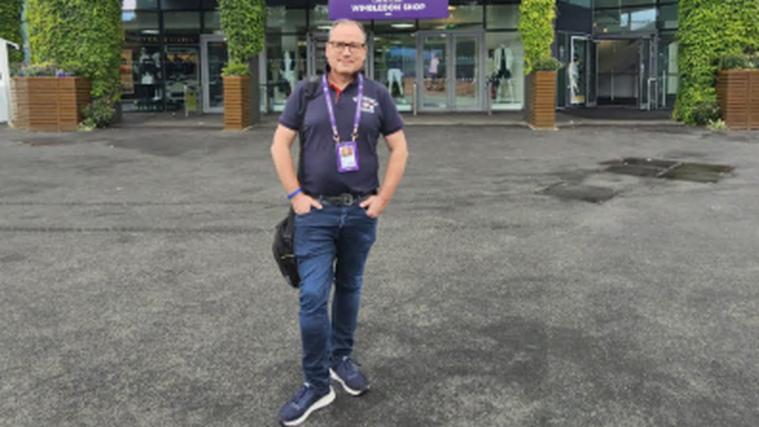 Vor den Halbfinal-Duellen in Wimbledon am Freitag hat Dolomiten-Sportredakteur Stefan Peer ein kurzes Fazit gezogen. Außerdem berichtet er vom Training von Jannik Sinner, dessen Ellenbogen-Verletzung offenbar keine allzu großen Probleme bereitet. © stol