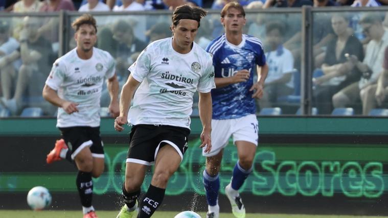 Alessandro Mallamo (with the ball) and Simone Davi (left) were defeated by Como. © FCS