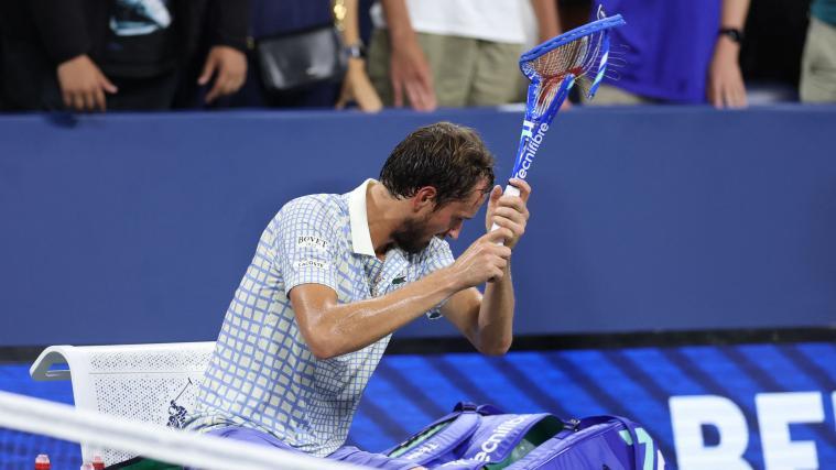 Daniil Medvedev lost his temper once again. © APA/afp / CHARLY TRIBALLEAU