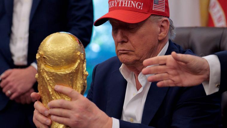 Donald Trump hält den WM-Pokal in seinen Händen. © APA / CHIP SOMODEVILLA