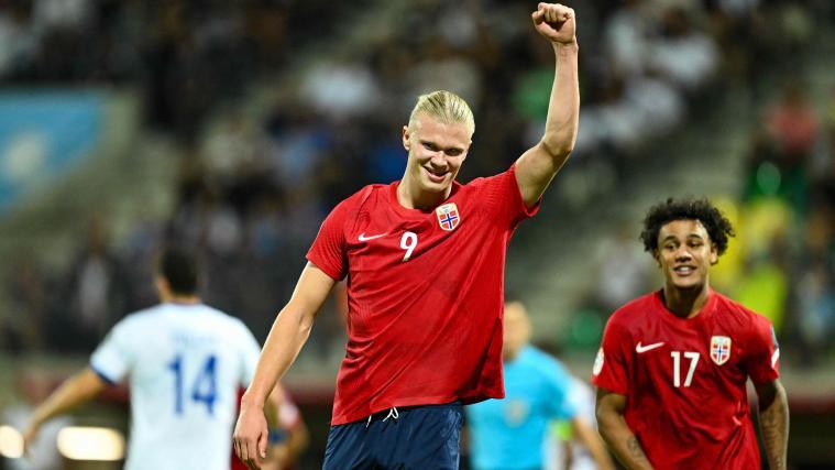 Erling Haaland wird ab sofort mit vollem Namen für Norwegen auflaufen. © APA/afp / JEWEL SAMAD