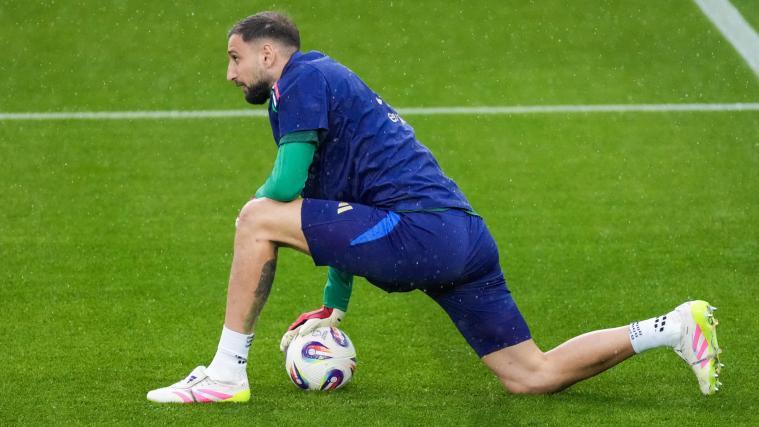 Gianluigi Donnarumma se retrouve soudainement mis à l'écart. © ANSA / CORNELIUS POPPE