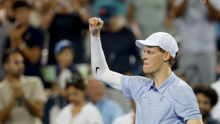 Jannik Sinner ballt die Faust: Der Südtiroler steht in Ohio im Achtelfinale. © APA / MATTHEW STOCKMAN