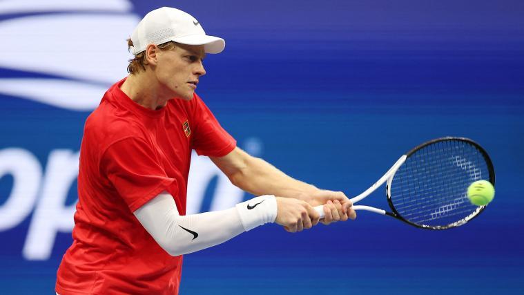 Jannik Sinner greift ins Geschehen ein. © APA / SARAH STIER