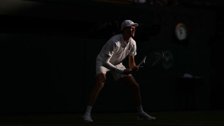 Jannik Sinner hat im Tennissport die passende Bühne für seine Künste gefunden. © APA/afp / HENRY NICHOLLS