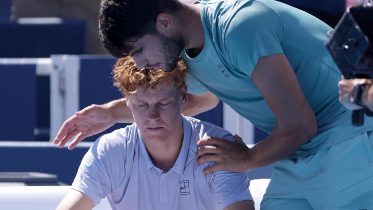 Jannik Sinner wurde nach seiner Aufgabe von Carlos Alcaraz getröstet. © ANSA / MARK LYONS
