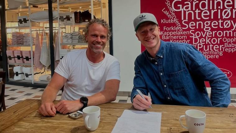 Johannes Thingnes Bø  bei der Vertragsunterschrift. © Social Media