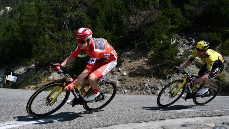 Jonas Vingegaard (links) hat das Rote Trikot abgeben müssen. © APA/afp / MARCO BERTORELLO