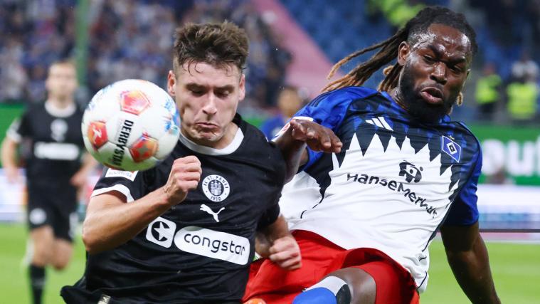 Jordan Torunarigha (gegen Arkadiusz Pyrka) war mit dem HSV nicht nur in dieser Aktion hintennach. © ANSA / HANNIBAL HANSCHKE