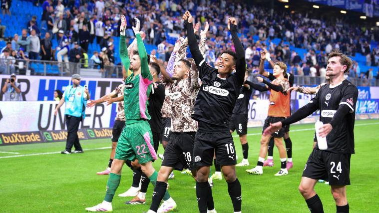 Jubel bei den St.-Pauli-Spielern nach dem Derbysieg. © APA/afp / DANIEL BOCKWOLDT