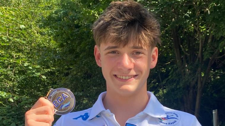 Lars Aaron Senoner strahlt über Silber.