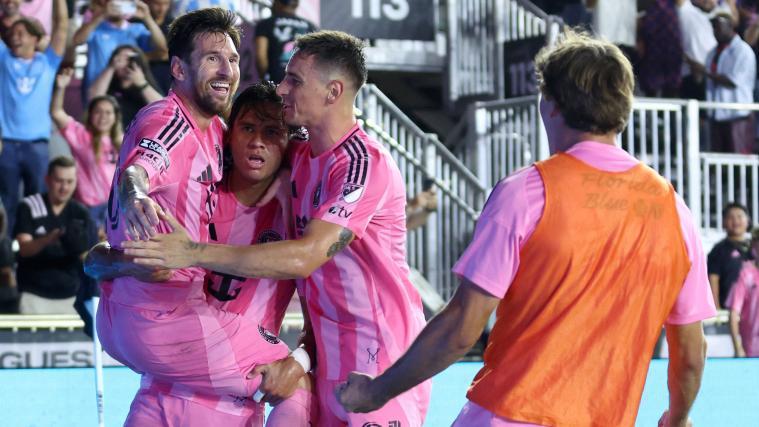 Lionel Messi (l.) war wieder einmal der gefeierte Mann. © APA / MEGAN BRIGGS