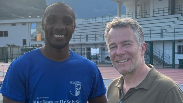 Obermais-Präsident Hannes Schnitzer mit Michael Seaton, dem neuen Angreifer der Meraner.