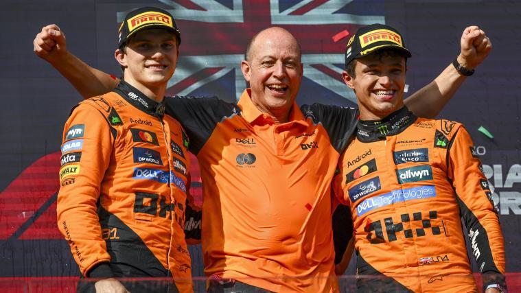 Oscar Piastri, Mark Ingham (Chefdesigner) und Lando Norris feierten in Ungarn. © ANSA / Zsolt Czegledi