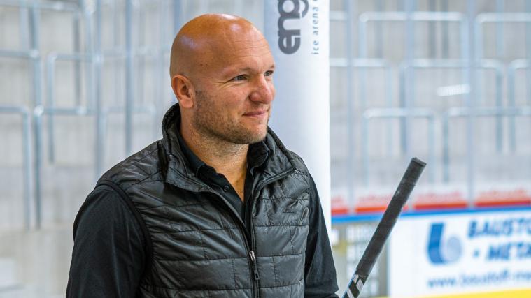 Patrick Bona answers questions. © HC Pustertal