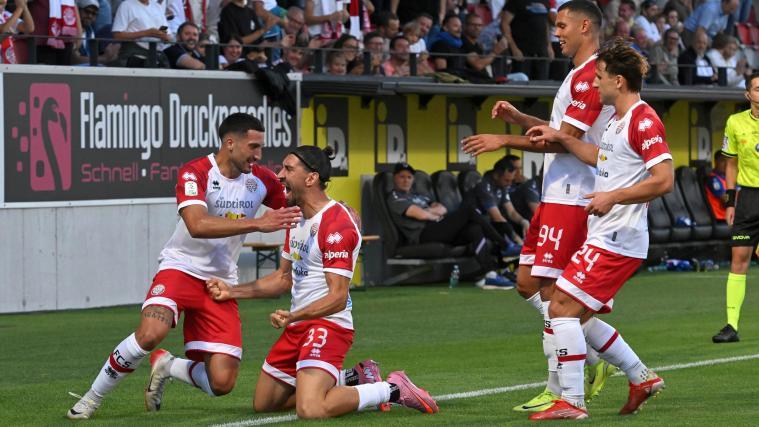 Silvio Merkaj (2e à partir de la gauche) a joué un rôle clé dans la victoire à domicile du FC Südtirol. © DLife/LO