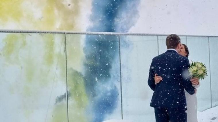 Ski-Ass heiratet im Schnee. © screenshot