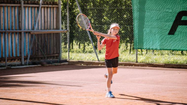 Südtirols Tennis-Nachwuchs tobt sich auf den heimischen Plätzen aus. © Klaus Huber