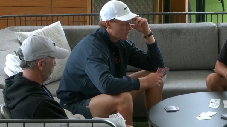 Ungewöhnliches Bild: Jannik Sinner beim Kartenspiel – und zwar während des Matches. © Screenshot