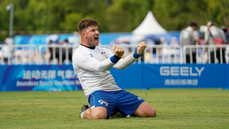 Valentin Schwarz is in the quarterfinals with the Azzurri.
