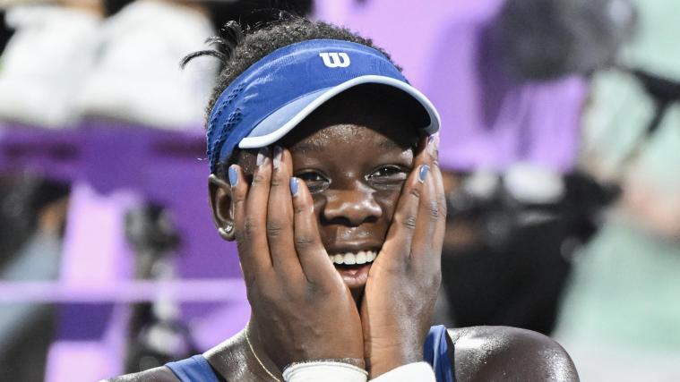 Victoria Mboko konnte es kaum fassen: Sie hat das Turnier in Montreal gewonnen. © ANSA / GRAHAM HIUGHES