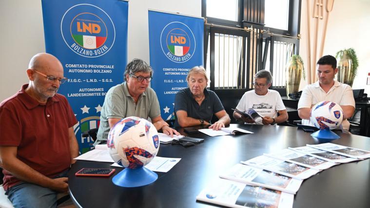 On Tuesday, all South Tyrolean amateur football fixtures were presented at the "Forst Season" event at the Bolzano Trade Fair. SportNews took the opportunity to chat with association president Klaus Schuster. He explained why all weekday fixtures are being abolished in the Oberliga and Landesliga, and what other changes await footballers. Schuster also has some good news regarding refereeing. © stol