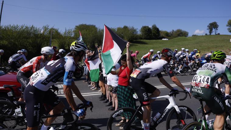 The Vuelta continues to draw attention to the Gaza war, both visibly and loudly. © ANSA / Javier Lizon