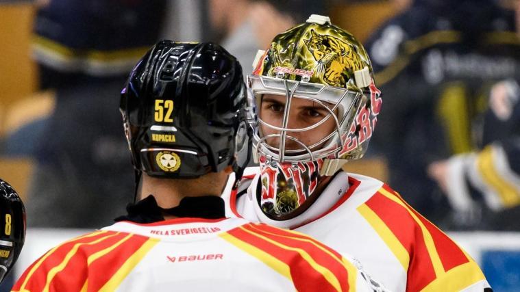 Damian Clara (rechts) wird von seinen Mitspielern geherzt. © Brynäs IF