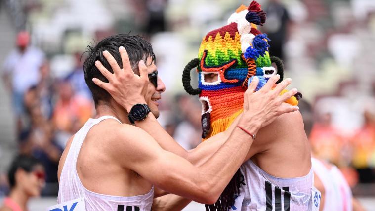 Die ecuadorianischen Geher Rafael Arrobo (l.) und Maskenmann David Hurtado. © APA/afp / KIRILL KUDRYAVTSEV
