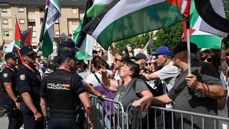 Die nächste Pro-Palästina-Protestaktion bei der Vuelta. © APA/afp / MIGUEL RIOPA