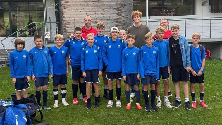 A photo with superstar Sinner—a dream come true for the young footballers. © Instagram / ASC Olang
