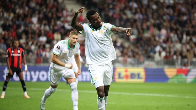 Evan Ndicka (vorne) jubelte mit der Roma in Nizza. © APA/afp / VALERY HACHE