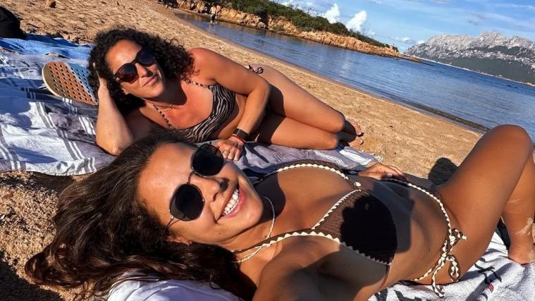 Federica Brignone (back) and Karoline Pichler enjoy a day at the beach. © Instagram