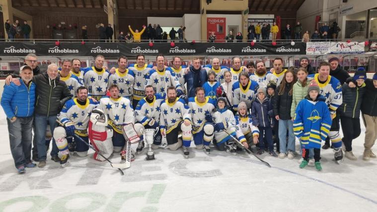 Freunde vom Jugendklub feiern Roland Battisti.