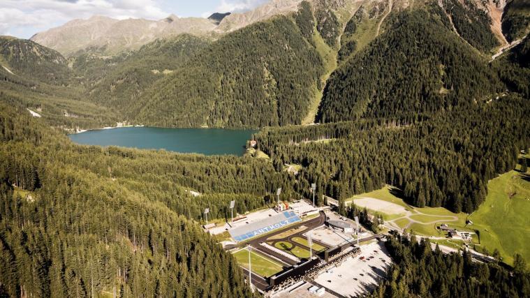 Herrliches Panorama: Die Südtirol Arena mit dem Antholzer See im Hintergrund. © Hannes Niederkofler