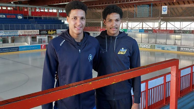 Hier hat vor zwölf Jahren alles angefangen: Gabriel und Raffael Nitz (von links) in der Eishalle von Brixen. © kp