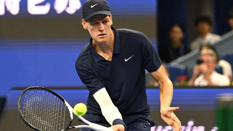 In dunkelblau: Jannik Sinner meldet sich zurück. © APA/afp / GREG BAKER