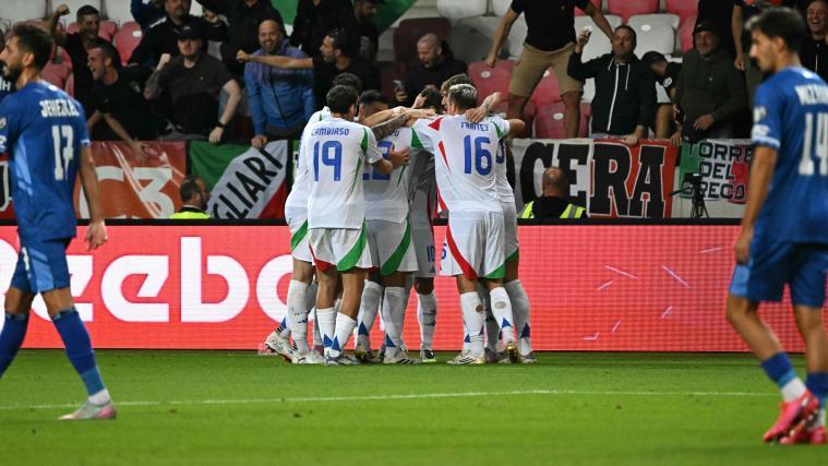 Italy celebrates with winning goal scorer Sandro Tonali. © APA/afp / ATTILA KISBENEDEK