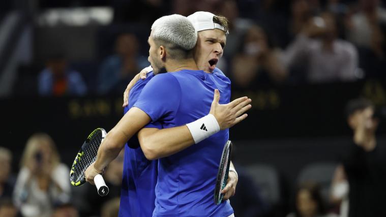 Jakub Mensik und Carlos Alcaraz jubeln. © ANSA / JOHN G. MABANGLO