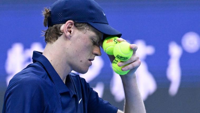 Jannik Sinner hatte im Peking-Halbfinale mit diversen körperlichen Probleme zu kämpfen. © APA/afp / WANG ZHAO