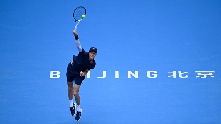 Jannik Sinner schlägt im Halbfinale von Peking auf. © APA/afp / WANG ZHAO