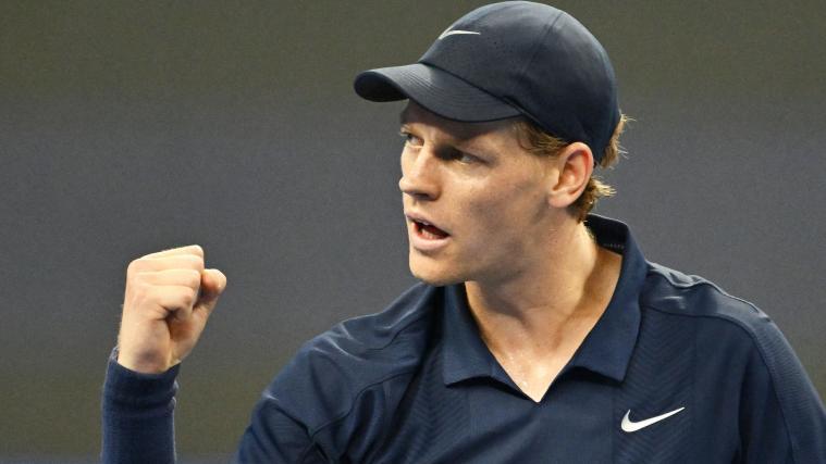 Jannik Sinner steht im Viertelfinale des ATP-Turniers von Peking. © APA/afp / GREG BAKER