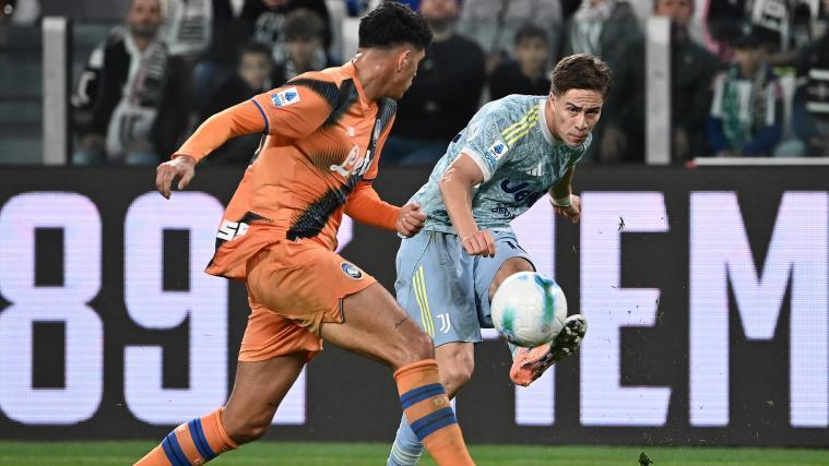 Lieferten sich erbitterte Zweikämpfe: Raoul Bellanova (Atalanta, links) und Juves Kenan Yildiz (rechts). © APA/afp / ISABELLA BONOTTO
