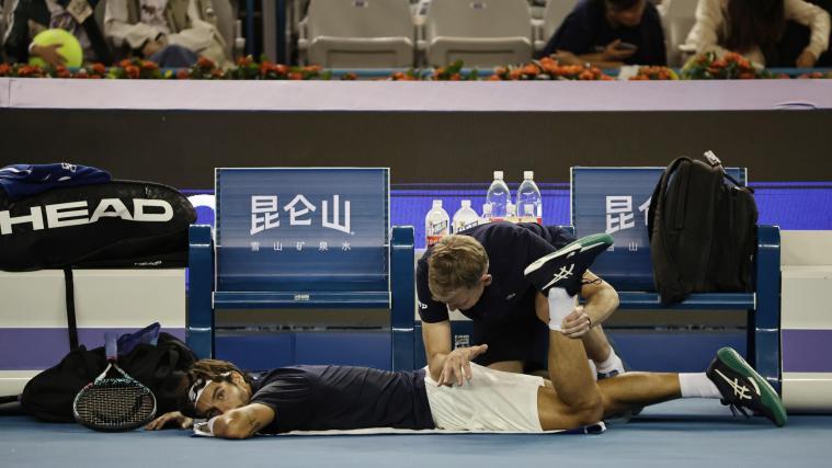 Lorenzo Musetti musste trotz intensiver Behandlung aufgeben. © ANSA / ANDRES MARTINEZ CASARES