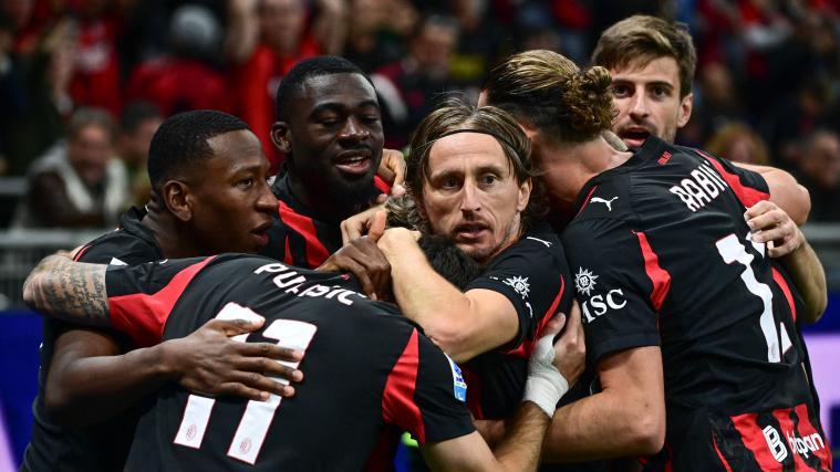 Luka Modric und die Milan-Spieler bejubeln den Heimsieg gegen Napoli. © APA/afp / PIERO CRUCIATTI