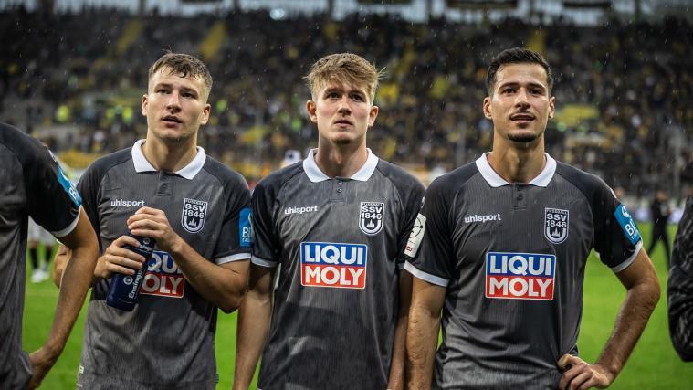 Lukas Mazagg (rechts) feiert mit Ulm einen Prestigesieg. © SSV Ulm