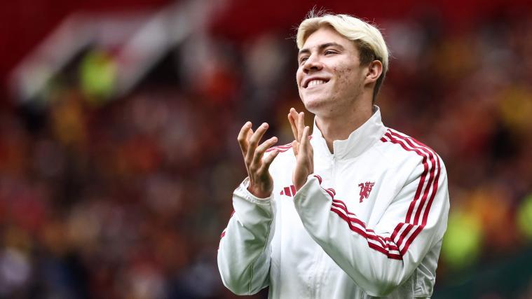 Rasmus Höjlund ist der Napoli-Toptransfer für den Angriff. © APA/afp / DARREN STAPLES