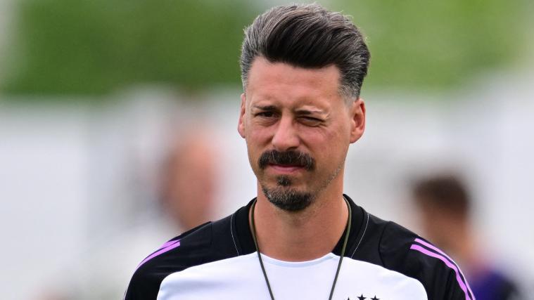 Sandro Wagner steckt mit Augsburg in der Krise. © AFP / TOBIAS SCHWARZ