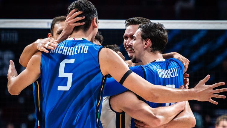 Simone Giannelli (far right) celebrates with his teammates. © Enzo Pinelli